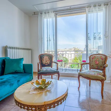 Bright Flat Close To The Appartamento